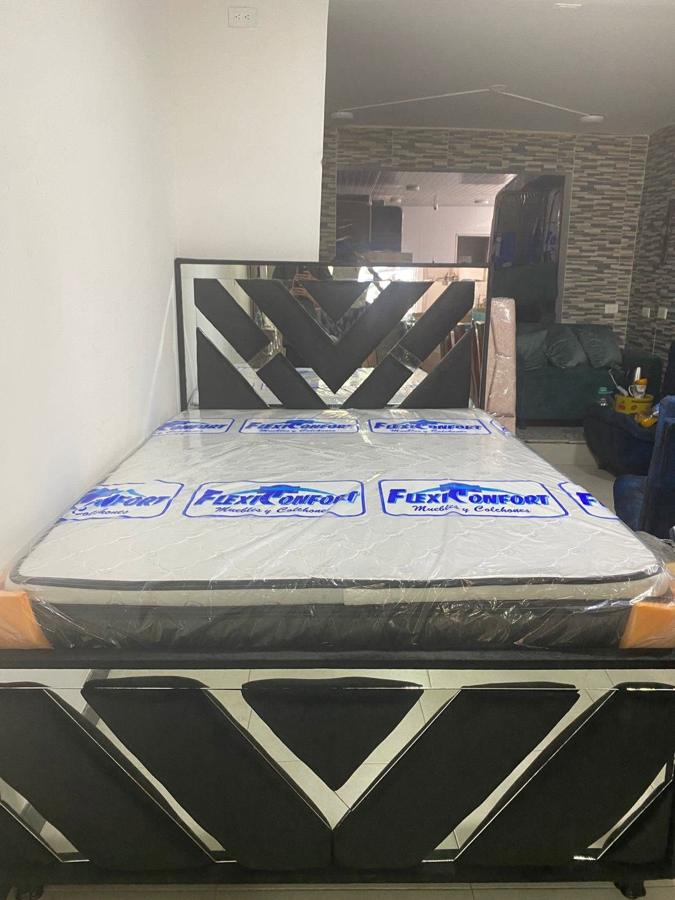 Base cama con cabecero negro y dorado y colchón nuevo